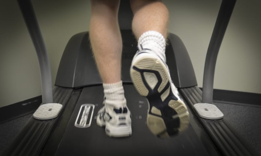 Running On A Treadmill Incorrectly Can Cause Knee Injuries Follow These Top Tips To Keep Your Knees Healthy Man Running On A Treadmill